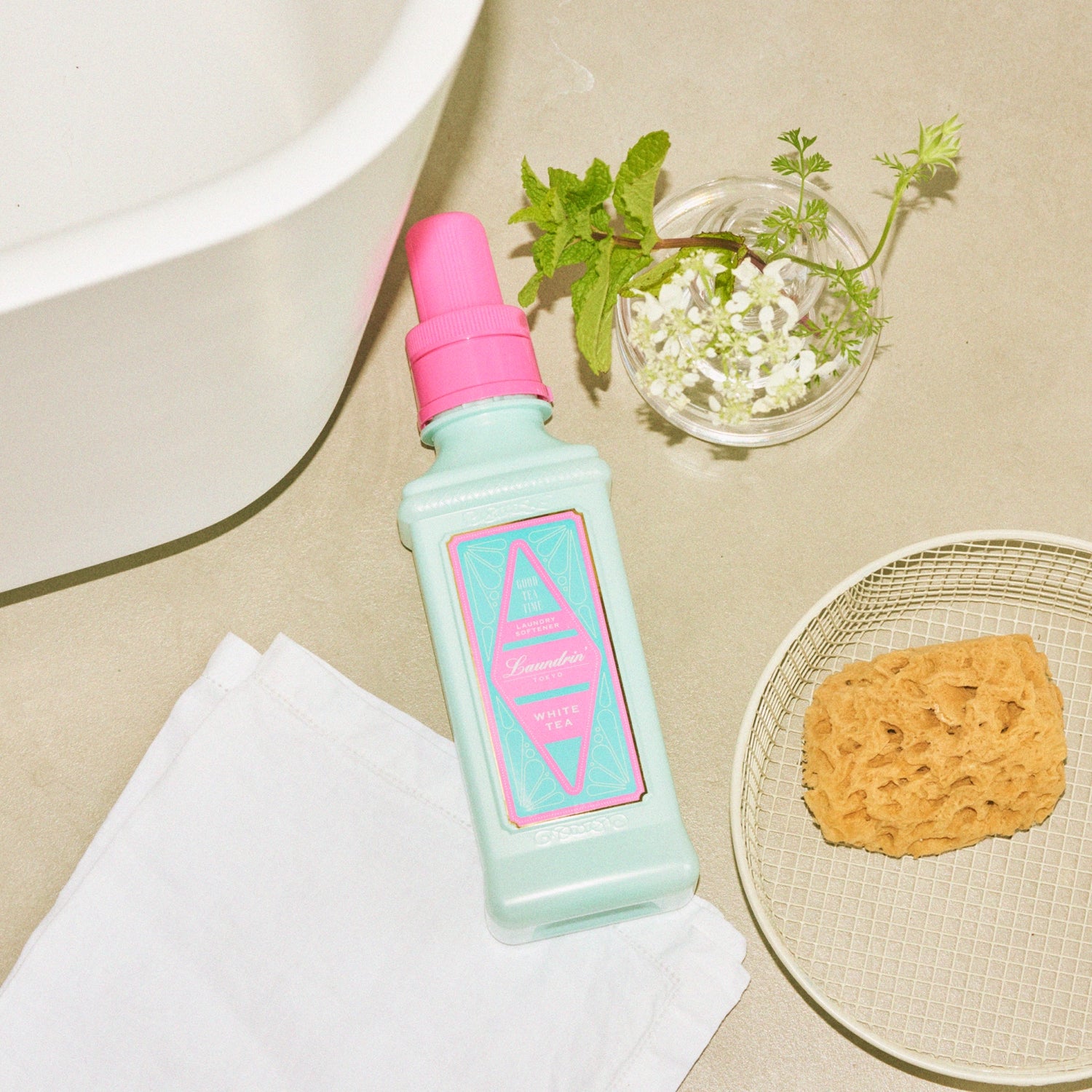 ランドリン  ホワイトティーの香り 本体600ml×10本 Amazon.co.jp: Laundrin'(ランドリン) 柔軟剤 ホワイトティーの香り